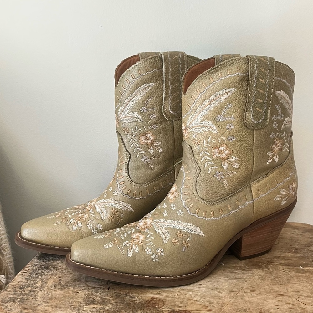 Dingo Primrose Gold embroidered boots, sz 8